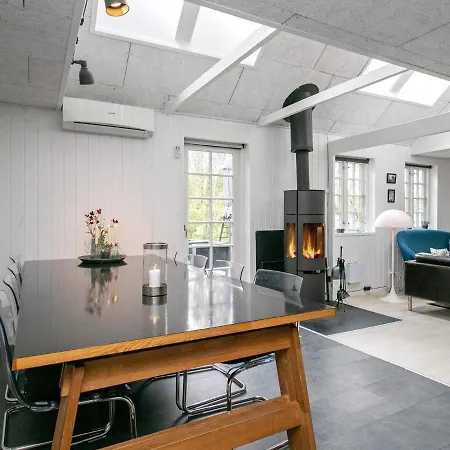 Five-Bedroom Holiday home in Blåvand 20 *