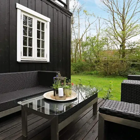 Feriehus Five-Bedroom Holiday home in Blåvand 20 *