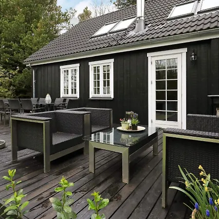 Five-Bedroom Holiday home in Blåvand 20 Feriehus *