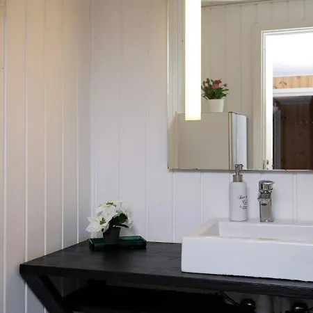 Five-Bedroom Holiday home in Blåvand 20 Feriehus *