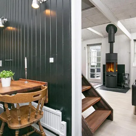 Five-Bedroom Holiday home in Blåvand 20 Feriehus *