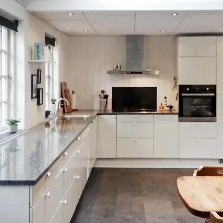 Five-Bedroom Holiday home in Blåvand 20 Feriehus *